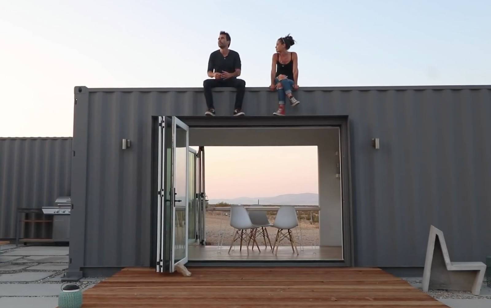 Slim wonen in een smal huis van 3 containers voor €60.000 in de woestijn